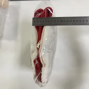 Detailaufnahme der gefalteten rot-weißen Weihnachtsstuhlhusse in Plastikverpackung
