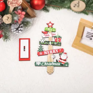 Décoration de table sapin de Noël en bois peint avec étoile rouge et motif de Père Noël