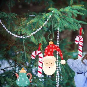 Set de décoration de Noël avec crochets verts en S et ornements festifs sur branches