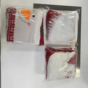 Detailansicht dreiteiliges Set Weihnachtsstuhlbezüge mit Weihnachtsmann und Schneemann