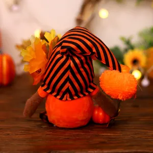 Poupée gnome d'automne en peluche avec chapeau rayé et feuille d'érable sur bois