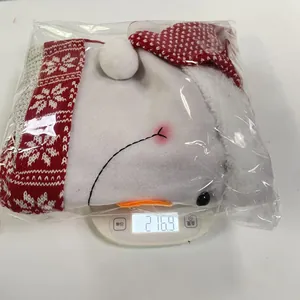 Detailsicht der roten Weihnachts-Stuhlhusse mit Schneeflocken auf einer Waage
