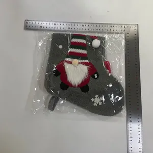 Détail de la chaussette de Noël gnome gris montrant les dimensions de 40 cm sur 26 cm