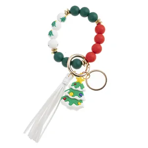 Detailansicht der Weihnachts-Armband-Schlüsselanhänger mit 3D-Tannenbaum-Anhänger