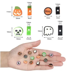 Vista dettagliata di perle di Halloween in argilla polimerica con zucche e fantasmi DIY