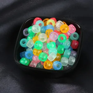 Mezcla de cuentas luminosas de colores con agujero grande en cuenco negro para joyería