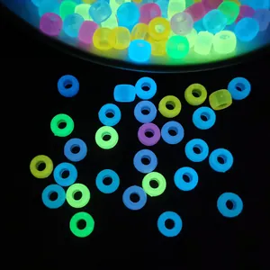 Cuentas cilíndricas luminosas de colores para manualidades que brillan en la oscuridad