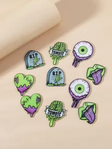 Macro-opname van Halloween-bedeltjes van acryl met R.I.P-grafstenen, oogballen en zombiehersenen