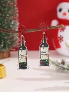 Primer plano de pendientes de botella de vino de Navidad con luces de colores en ramas