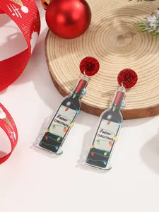 Detalle de pendientes de botella de vino navideña con texto Merry Christmas y purpurina