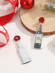Detalle de pendientes de botella de vino de Navidad con luces y texto Merry Christmas