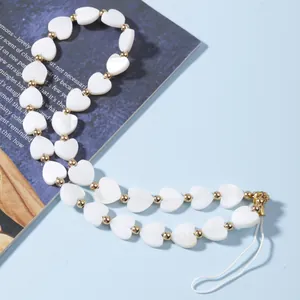Bijou de téléphone tendance avec perles de nacre en forme de cœur et séparateurs dorés