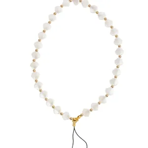 Bijou de téléphone élégant avec perles coquillages et billes dorées au style océanique