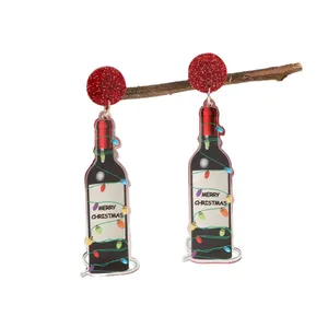 Pendientes de botella de vino navideña con tachuelas rojas brillantes y decoración