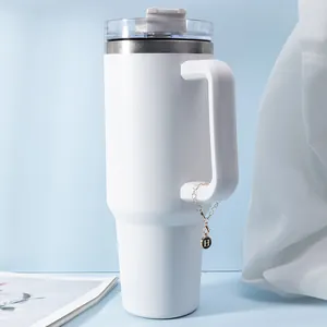 Ματ λευκό ισοθερμικό ποτήρι 40oz με χρυσό μπρελόκ γράμμα Η στη λαβή μεταφοράς
