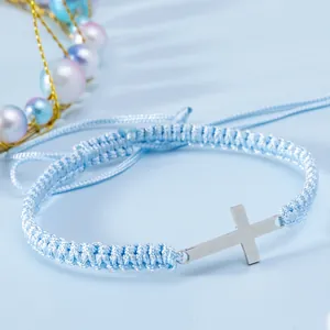Macro di braccialetto intrecciato azzurro con croce in metallo argento e chiusura regolabile