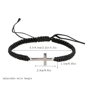 Dettaglio del bracciale in corda nera intrecciata con ciondolo a croce argento 2,2x1,1 cm