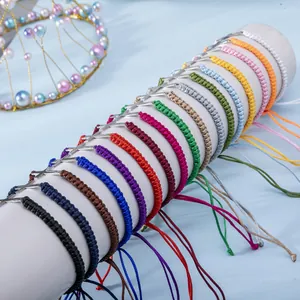 Dettaglio di 16 colori di bracciali a croce intrecciati a mano con cordino regolabile