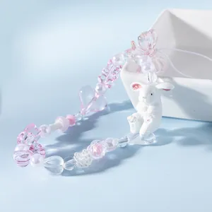 Dragonne de téléphone en perles avec nœud rose, perles de cœur et pendentif lapin blanc