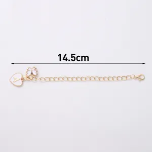 Détail d'une chaîne dorée de 14,5cm avec pendentif cœur lettre A et petite fleur