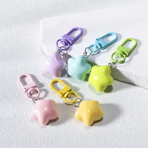 Set mit 5 bunten Stern-Schlüsselanhängern aus Harz in Pastellrosa, Blau, Gelb und Grün
