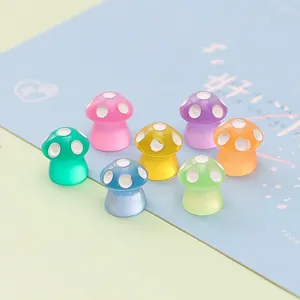 Vue macro de mini champignons colorés en résine à pois blancs pour décor DIY