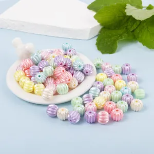 Macro-opname van kleurrijke gestreepte pompoenkralen met parelglans voor DIY-sieraden