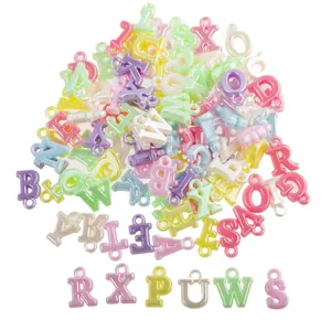 Macro-opname van kleurrijke alfabet kralen met parelglans voor DIY-sieraden