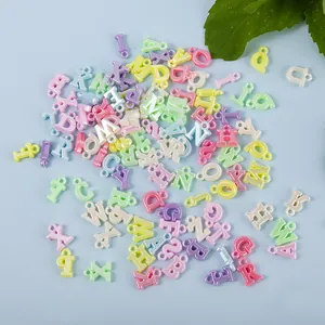 Kleurrijke acryl A-Z letterhangers met ophanglussen voor DIY handgemaakte sieraden