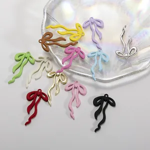 Primer plano de colgantes de lazo coloridos para creación de joyería DIY y accesorios