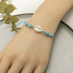 Bracciale boho intrecciato blu con conchiglia bianca e perline turchesi regolabile