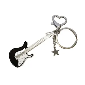 Portachiavi mini chitarra elettrica in smalto bianco e nero con chiusura a forma di cuore