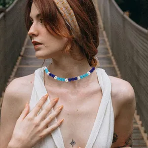 Détail du collier hip-hop réglable avec perles serties de cristaux bleus et blancs