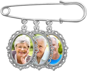 Detail van een zilveren veiligheidsspeld broche met drie ovale vintage fotohangers