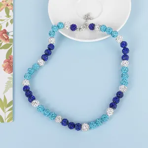 Détail du collier de perles en strass colorés avec fermoir mousqueton argenté réglable