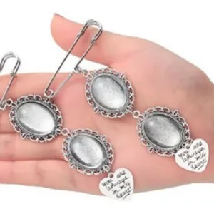 Vintage zilveren DIY broche met kanten frames en hartvormige hanger met een boodschap