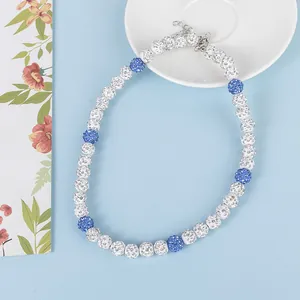 Détail du collier de perles en cristal bleu et blanc avec fermoir mousqueton réglable
