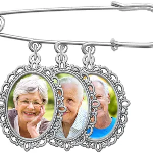 Gepersonaliseerde bruidsboeket broche met drie ovale fotolijstjes en filigraan detail