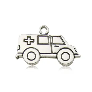 Detailweergave van zilveren ambulancebedeltje met medisch kruis voor DIY sieraden maken