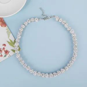 Détail du collier à perles de cristal avec fermoir mousqueton sur fond bleu ciel