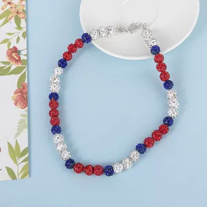 Détail du collier de perles en strass rouge blanc et bleu avec fermoir mousqueton