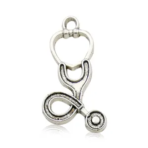 Detailopname van een zilveren stethoscoop hanger van metaal voor creatieve DIY sieraden