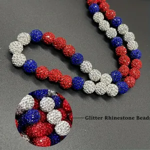 Vue macro de perles disco à strass colorés sur un collier de style hip-hop tendance