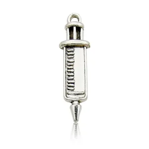Macro-opname van spuitvormige zilverlegering hanger met schaalverdeling en ophangring