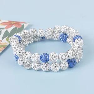 Détail d'un bracelet double couche orné de sphères serties de strass bleus et blancs