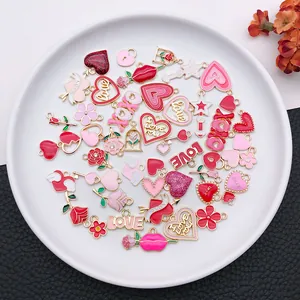 Vue macro détaillée de breloques en émail en forme de cœur rose et rouge pour bijoux DIY