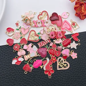 Vue détaillée de breloques en émail en forme de cœur et de rose pour bijoux DIY