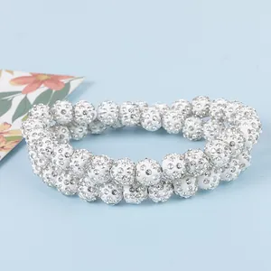 Gros plan de bracelets double couche avec des perles boules serties de cristaux brillants