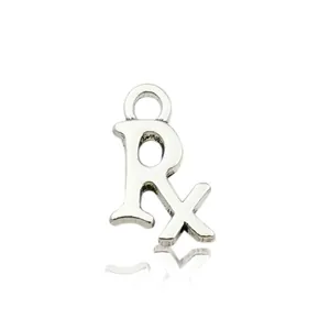 Detailopname van zilveren Rx medisch symbool hanger voor creatieve DIY sieraden maken