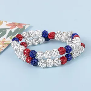 Gros plan de bracelets extensibles en perles de cristal rouge blanc bleu style hip-hop